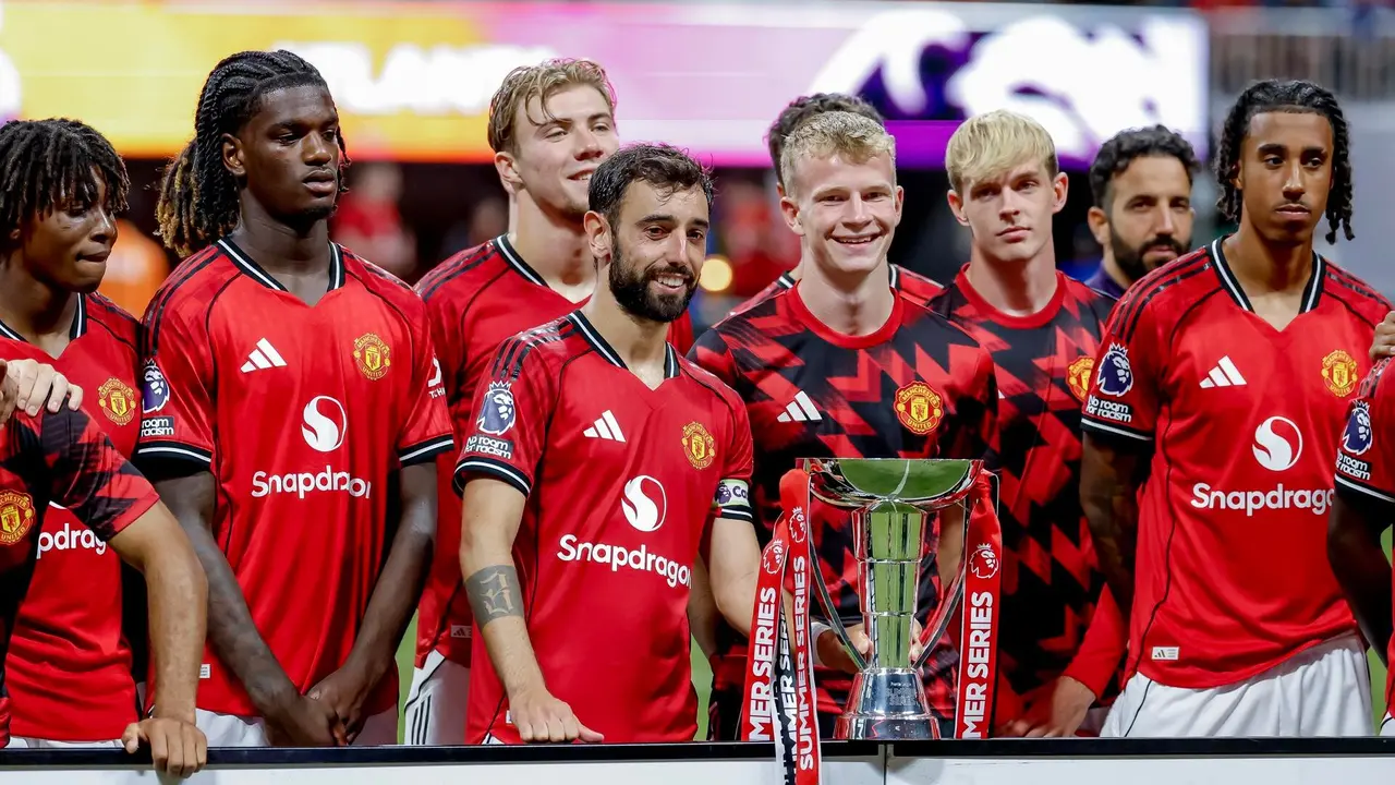 Jugadores del Manchester United exhiben el trofeo obtenido tras ganar la gira de pretemporada por Estados Unidos, que comenz&oacute; con un triunfo por 2-1 sobre West Hamb, sigui&oacute; con una goleada por 4-1 Bournemouth y cerr&oacute; este domingo con un emapte 2-2 con Everton en la ciudad de Atlanta (Georgia). EFE/EPA/ERIK S. LESSER