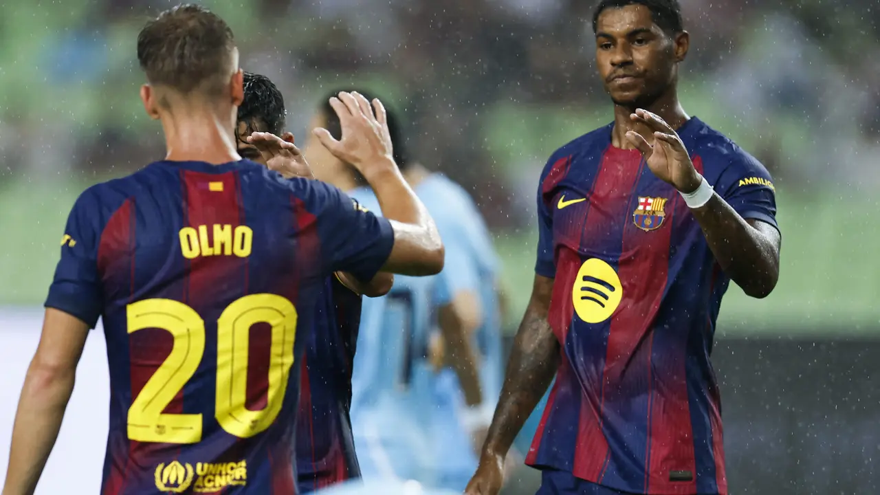 El jugador del Barcelona Marcus Rashford (d) celebra con su compa&ntilde;ero Dani Olomo tras anotar un gol durante el partido amistoso que su equipo ha disputado frente al Daegu coreano, el tercer partido de la pretemporada del equipo azulgrana, este lunes en Se&uacute;l. EFE/ Jeon Heon-kyun