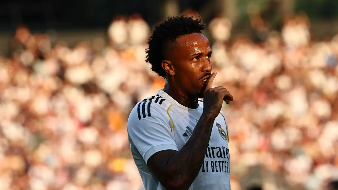 El brasile&ntilde;o del Real Madrid Eder Militao celebra su gol en el amisotos ante el WSG Tirol. EFE/EPA/ANNA SZILAGYI