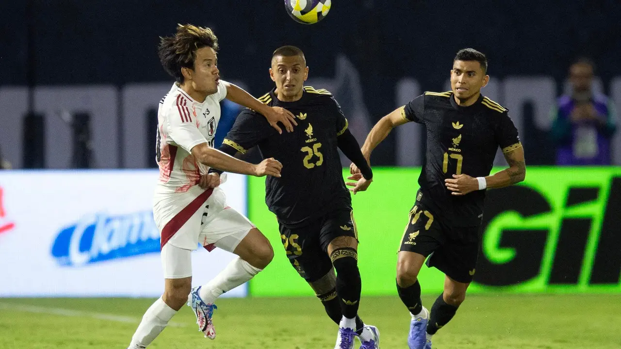 El centrocampista de Jap&oacute;n Takefusa Kubo (I) lucha por la posesi&oacute;n con el delantero de M&eacute;xico Roberto Alvarado (C) y el centrocampista Orbelin Pineda (D) durante la segunda mitad del partido amistoso de f&uacute;tbol entre Jap&oacute;n y M&eacute;xico en Oakland, California. EFE/EPA/D. ROSS CAMERON