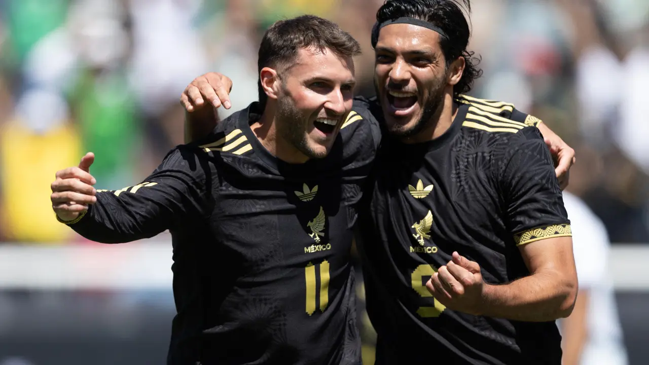 Santiago Gim&eacute;nez (i) y Ra&uacute;l Jim&eacute;nez de M&eacute;xico celebran un gol durante un partido amistoso en el estadio Rice- Eccles de Salt Lake City (Estados Unidos). Fotograf&iacute;a de archivo. EFE/ Carlos Ram&iacute;rez