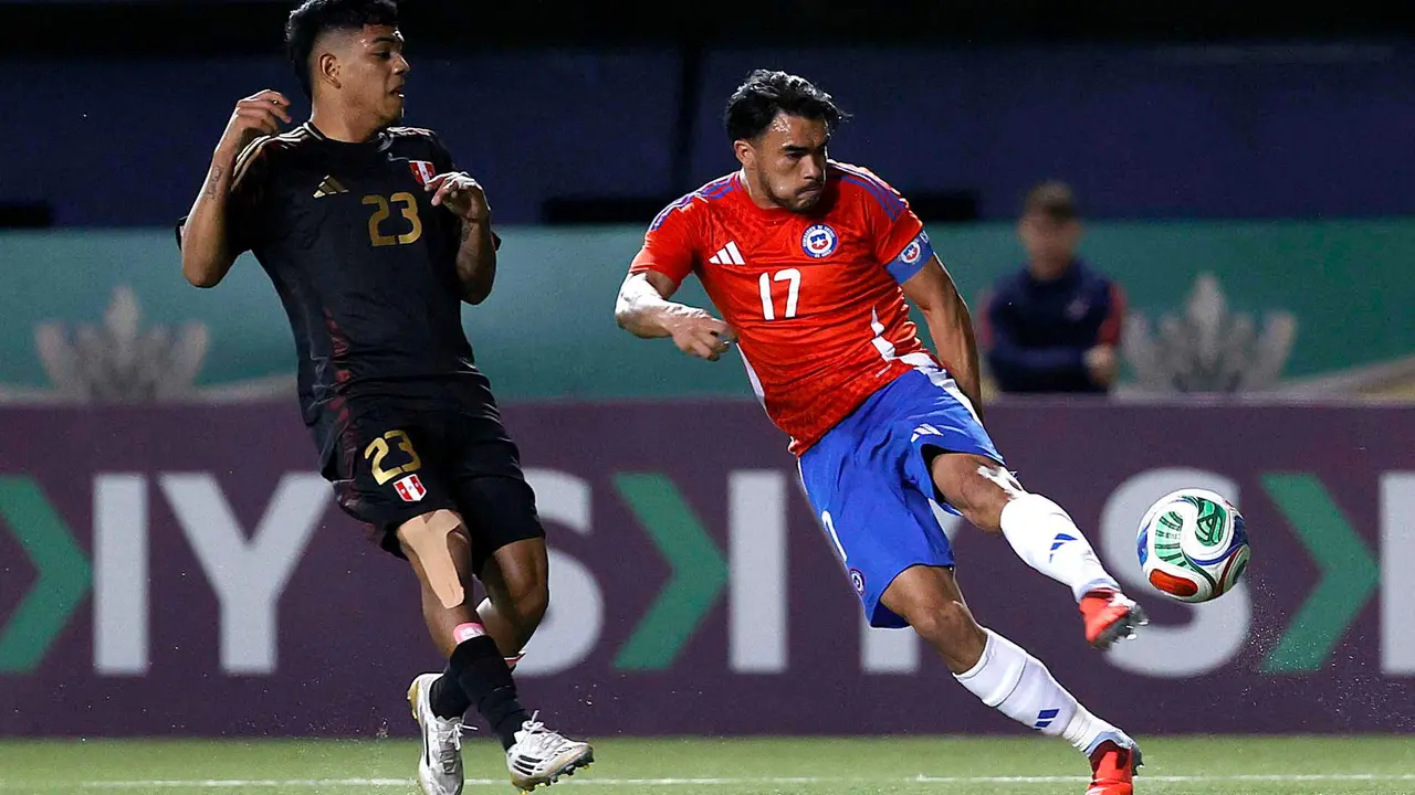 Fotograf&iacute;a cedida por la Federaci&oacute;n de F&uacute;tbol de Chile en la que se observa a Gabriel Suazo (d) de Chile en disputa del bal&oacute;n con Joao Grimaldo de Per&uacute; este viernes en un partido amistoso en el estadio Bicentenario de La Florida, en Santiago. EFE/ Federaci&oacute;n de F&uacute;tbol de Chile